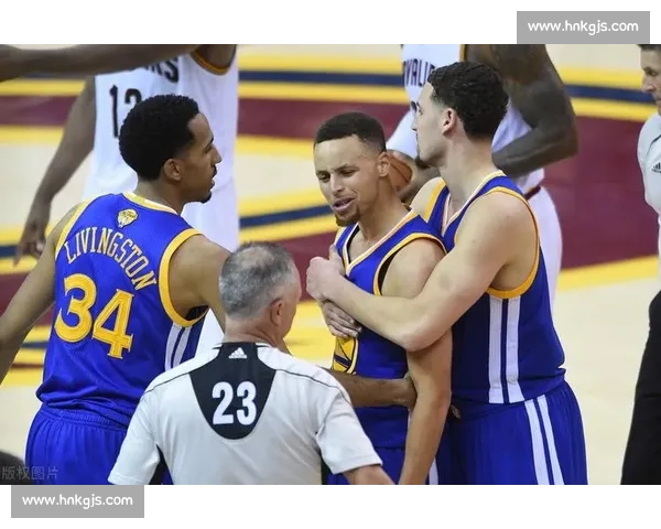 詹姆斯与库里巅峰对决定格瞬间再现时代传奇篮球之争赛场风云画面